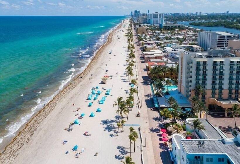 فندق صغير Russians  Ukrainians   Latinos   Female Dorms   Male Dorms   3 Miles To The Beach   Free Parking