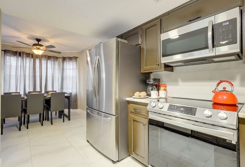 Albuquerque Home W/ Hot Tub + Putting Green!