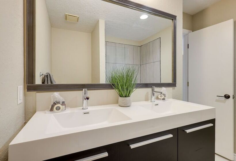 Albuquerque Home W/ Hot Tub + Putting Green!