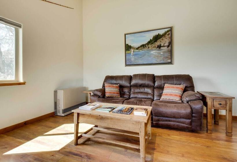 Beautiful Jefferson River Cabin W/ Mountain Views!