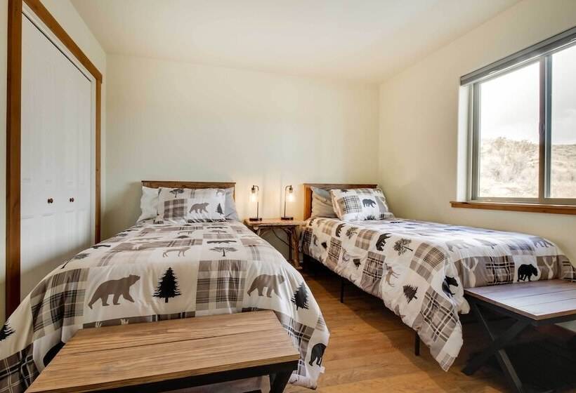 Beautiful Jefferson River Cabin W/ Mountain Views!