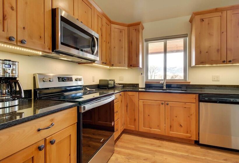 Beautiful Jefferson River Cabin W/ Mountain Views!
