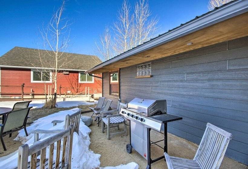 Beautiful Livingston Home W/ Mountain Views