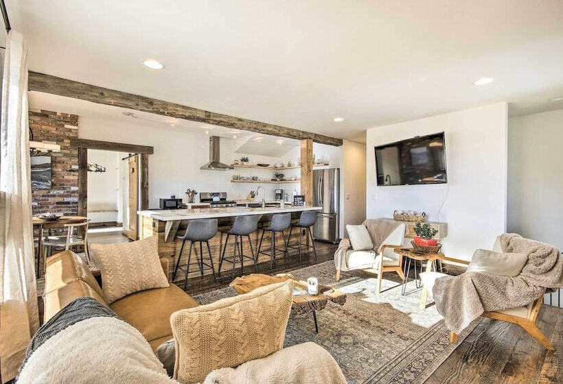 Beautiful Livingston Home W/ Mountain Views