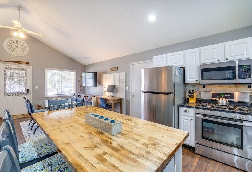 Spacious Retreat W/ Games, 0.7 Mi To Higgins Lake!