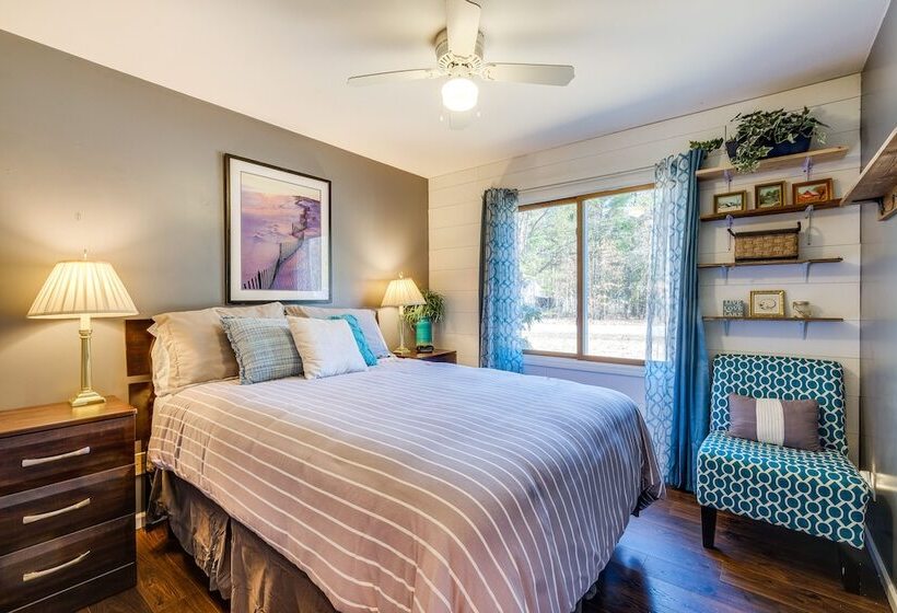 Spacious Retreat W/ Games, 0.7 Mi To Higgins Lake!