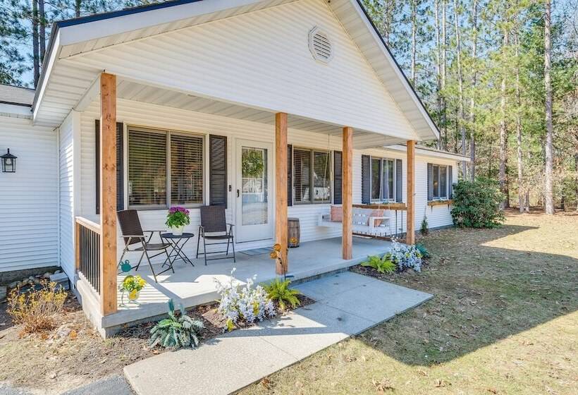 Spacious Retreat W/ Games, 0.7 Mi To Higgins Lake!