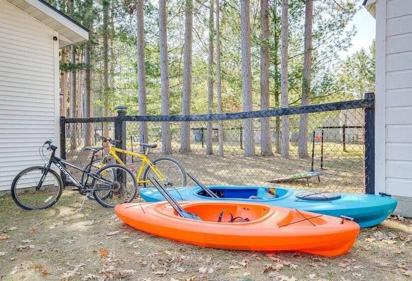 Spacious Retreat W/ Games, 0.7 Mi To Higgins Lake!