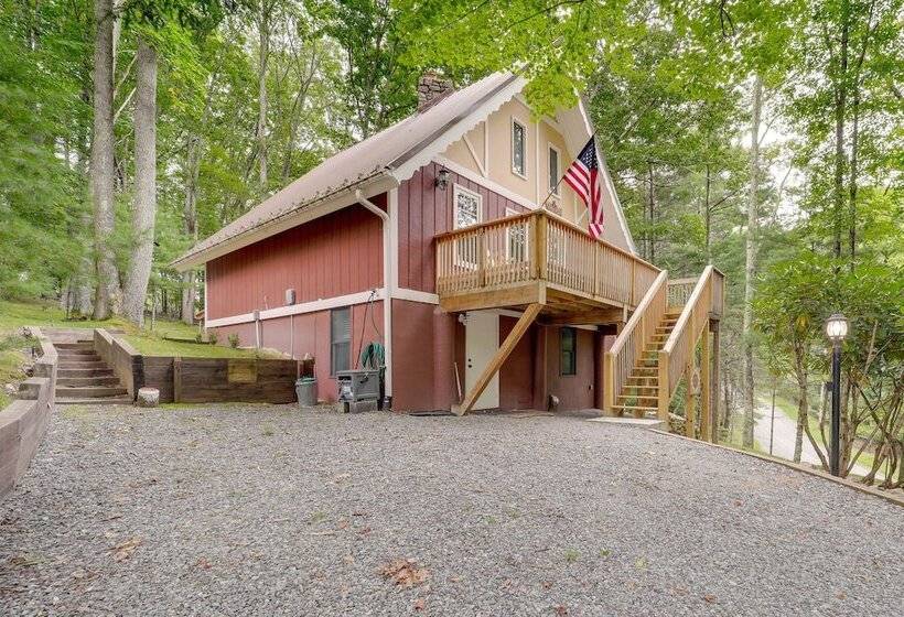 Deck, Fire Pit, & Grill: Beech Mountain Chalet