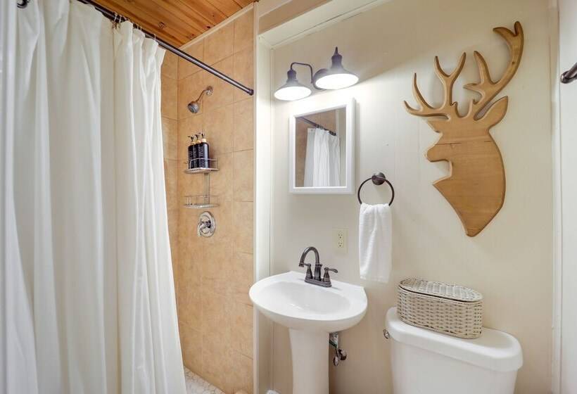 Deck, Fire Pit, & Grill: Beech Mountain Chalet