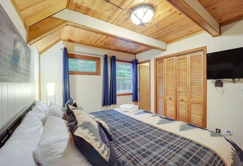 Deck, Fire Pit, & Grill: Beech Mountain Chalet