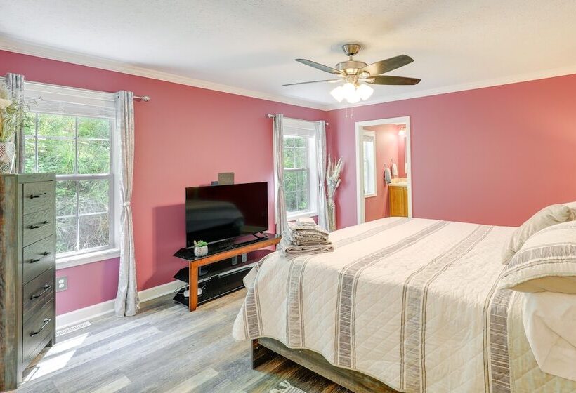 Black Mountain Retreat W/ Hot Tub + Mountain Views