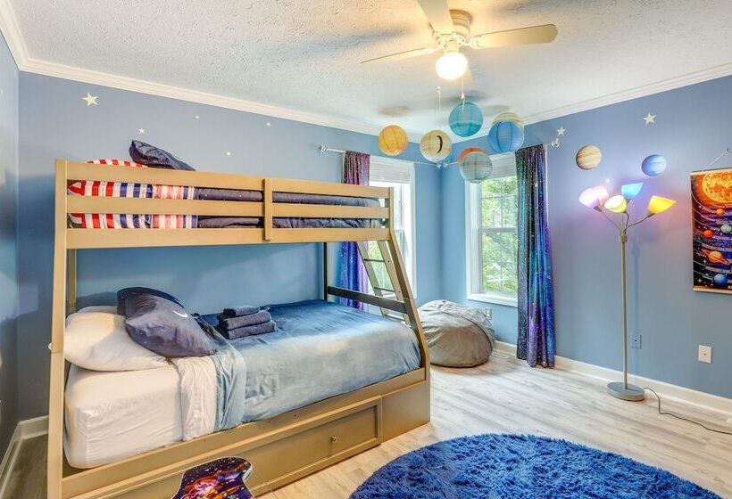 Black Mountain Retreat W/ Hot Tub + Mountain Views