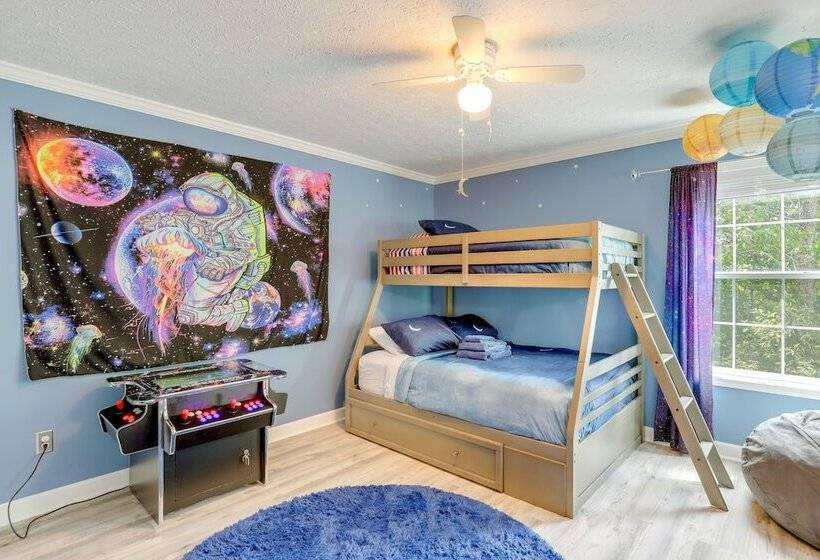 Black Mountain Retreat W/ Hot Tub + Mountain Views