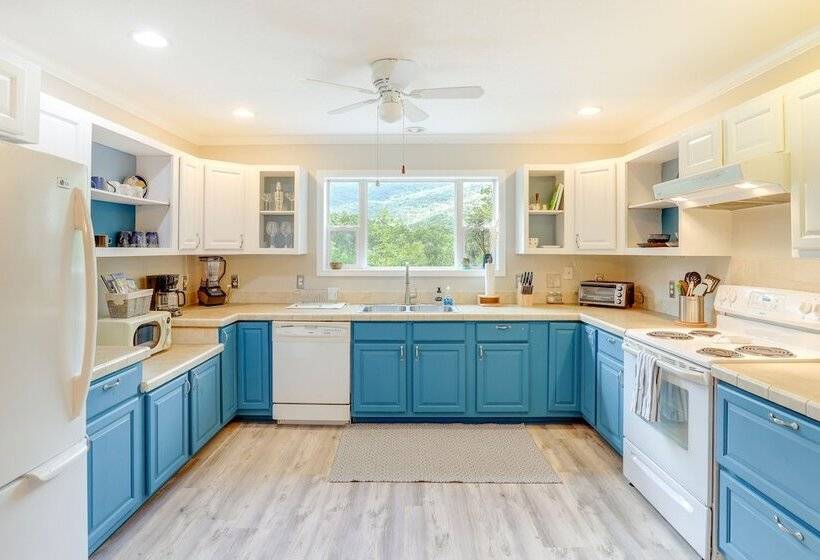 Black Mountain Retreat W/ Hot Tub + Mountain Views