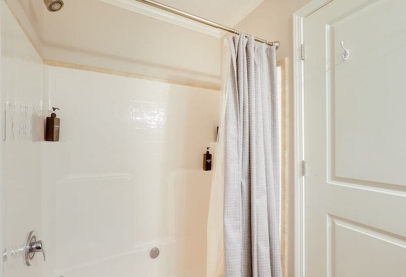 Black Mountain Retreat W/ Hot Tub + Mountain Views