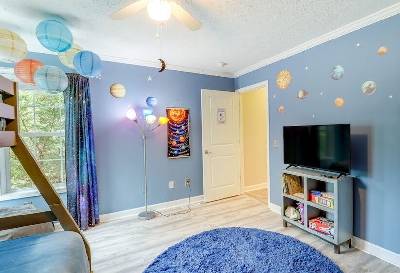 Black Mountain Retreat W/ Hot Tub + Mountain Views