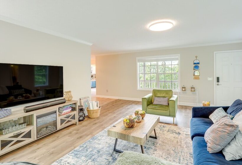 Black Mountain Retreat W/ Hot Tub + Mountain Views