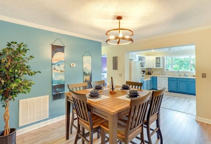 Black Mountain Retreat W/ Hot Tub + Mountain Views