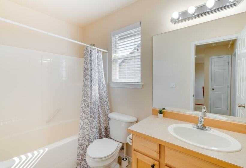 Bothell Retreat: Home Gym, Fireplace & More!