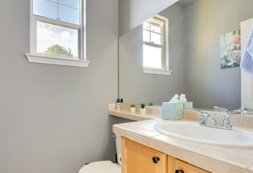 Bothell Retreat: Home Gym, Fireplace & More!