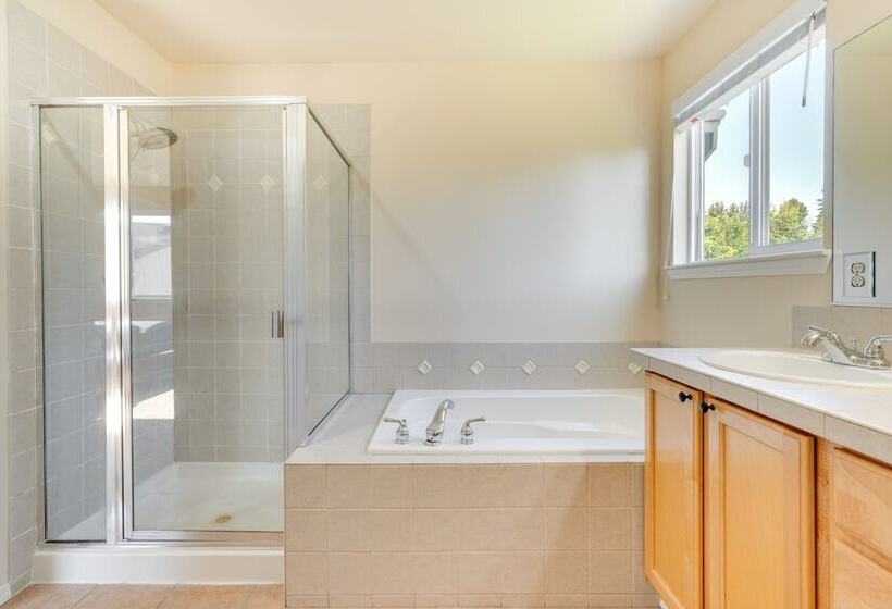 Bothell Retreat: Home Gym, Fireplace & More!