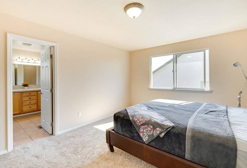 Bothell Retreat: Home Gym, Fireplace & More!