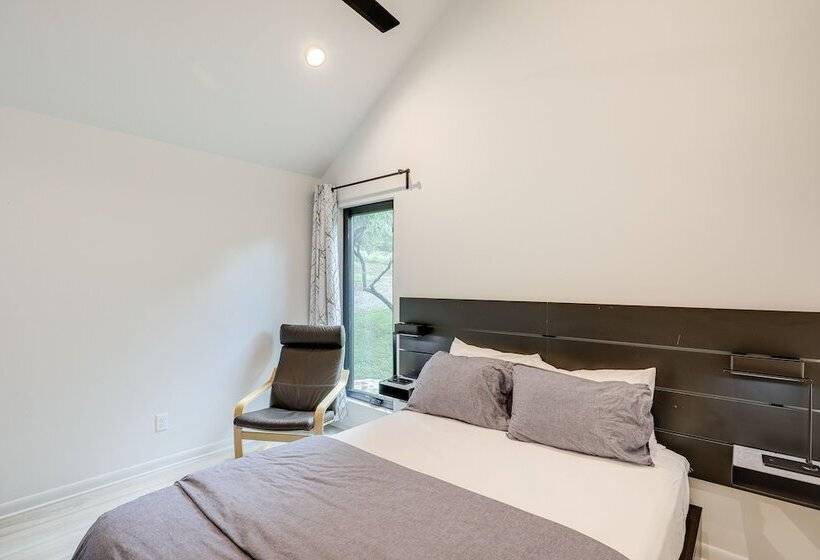 Brevard Retreat: Fireplace, Deck & Screened Porch!