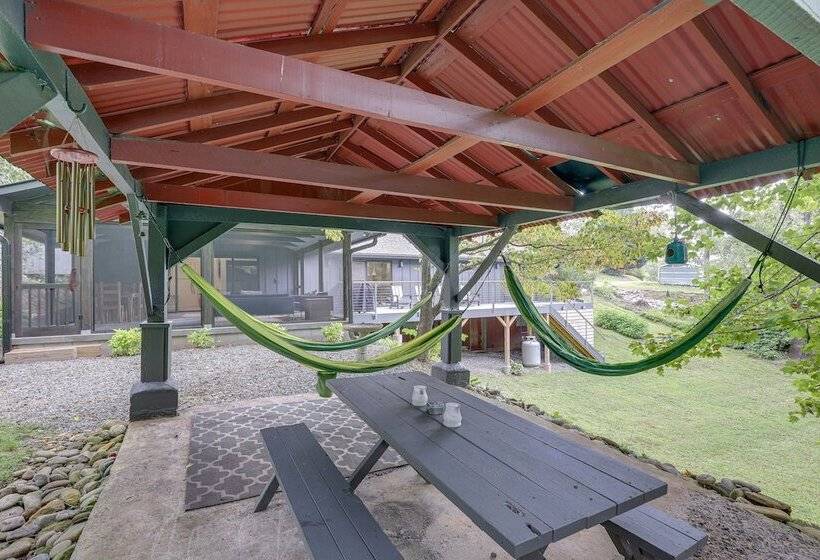 Brevard Retreat: Fireplace, Deck & Screened Porch!