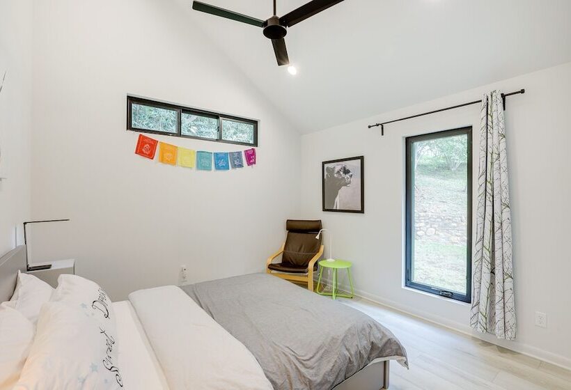 Brevard Retreat: Fireplace, Deck & Screened Porch!