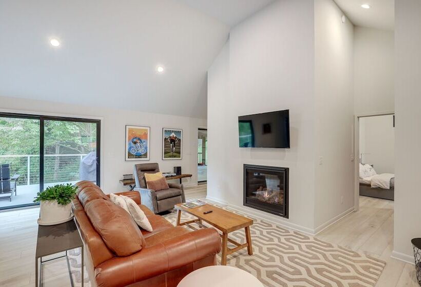 Brevard Retreat: Fireplace, Deck & Screened Porch!