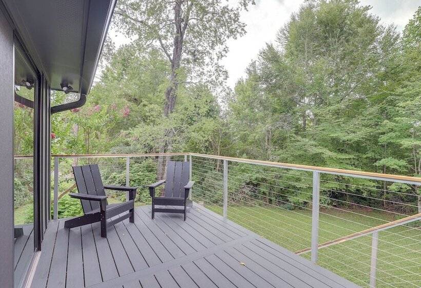 Brevard Retreat: Fireplace, Deck & Screened Porch!