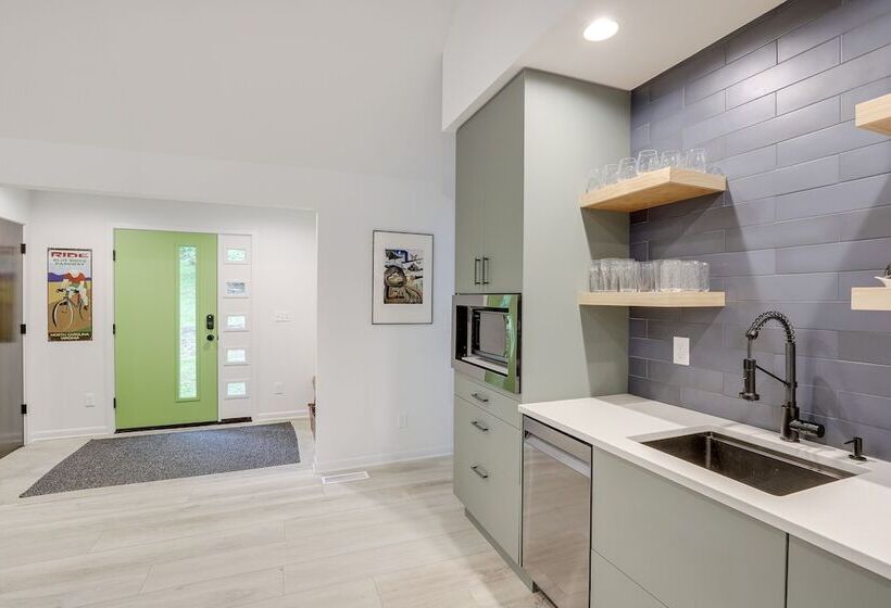 Brevard Retreat: Fireplace, Deck & Screened Porch!