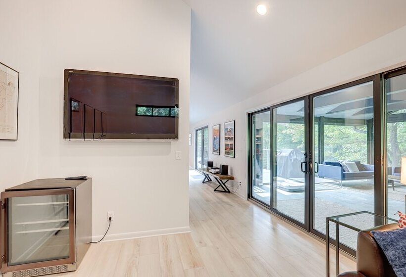 Brevard Retreat: Fireplace, Deck & Screened Porch!