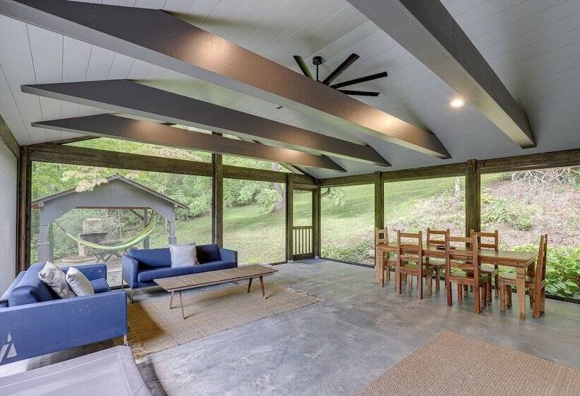 Brevard Retreat: Fireplace, Deck & Screened Porch!