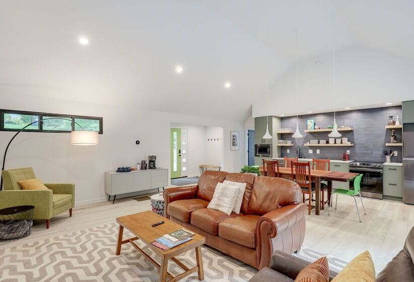 Brevard Retreat: Fireplace, Deck & Screened Porch!