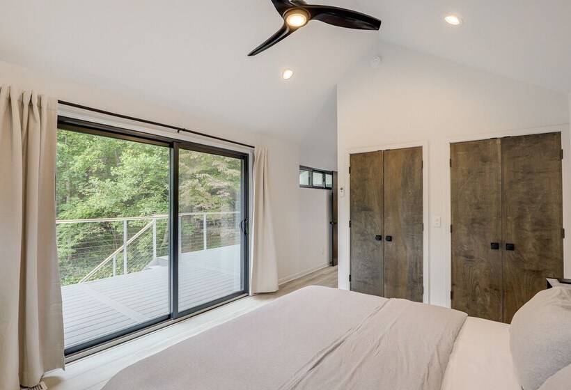 Brevard Retreat: Fireplace, Deck & Screened Porch!