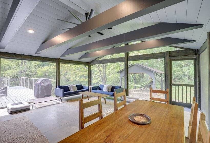 Brevard Retreat: Fireplace, Deck & Screened Porch!