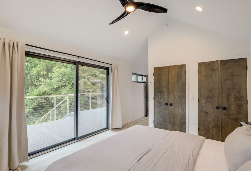 Brevard Retreat: Fireplace, Deck & Screened Porch!