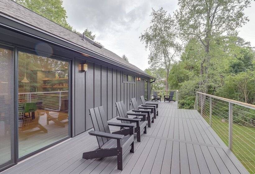 Brevard Retreat: Fireplace, Deck & Screened Porch!