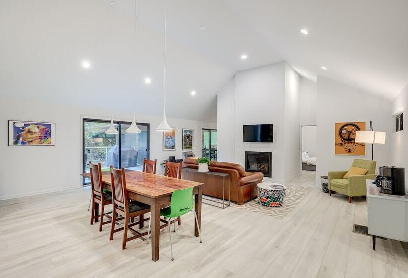 Brevard Retreat: Fireplace, Deck & Screened Porch!