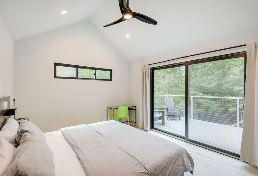 Brevard Retreat: Fireplace, Deck & Screened Porch!