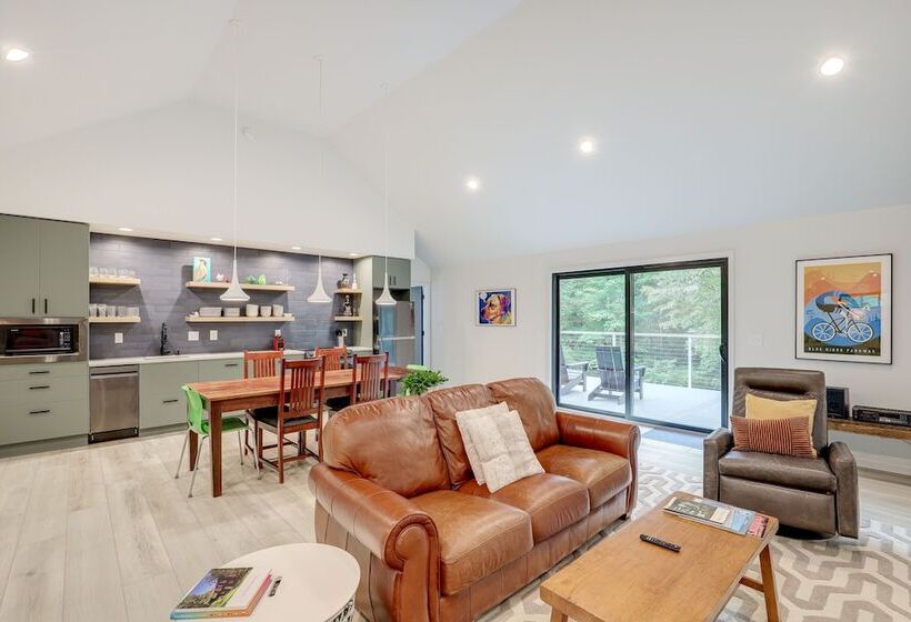 Brevard Retreat: Fireplace, Deck & Screened Porch!