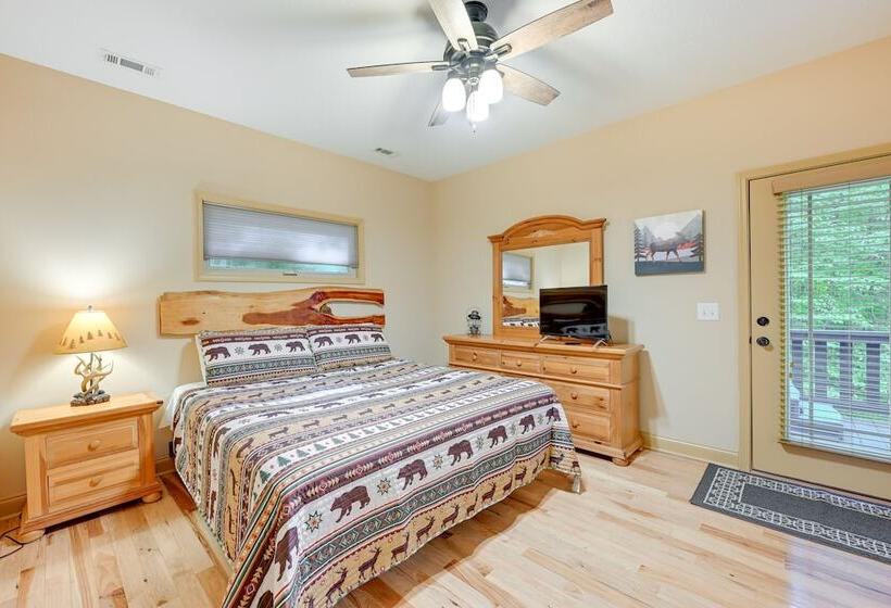 Bright Bryson City Cabin W/ Fire Pit & Hot Tubs!
