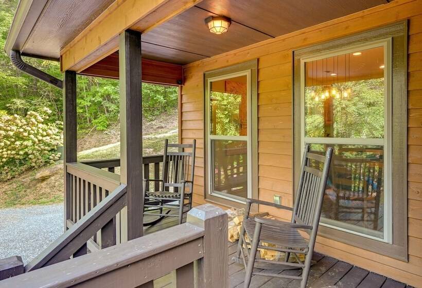 Bright Bryson City Cabin W/ Fire Pit & Hot Tubs!