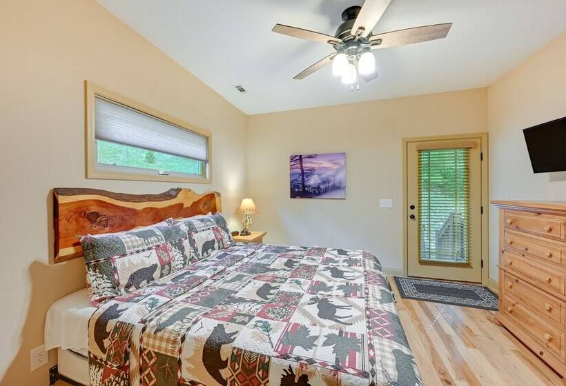 Bright Bryson City Cabin W/ Fire Pit & Hot Tubs!