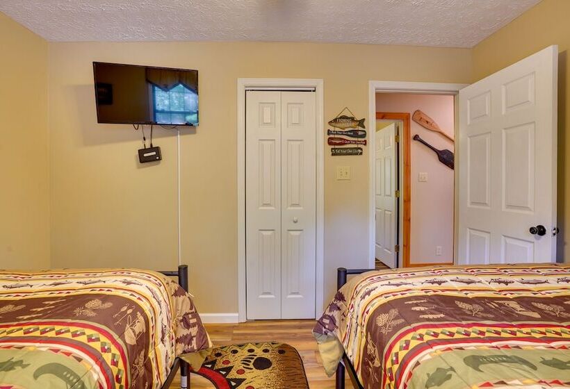 Cadiz Vacation Home W/ Deck: Walk To Lake Barkley