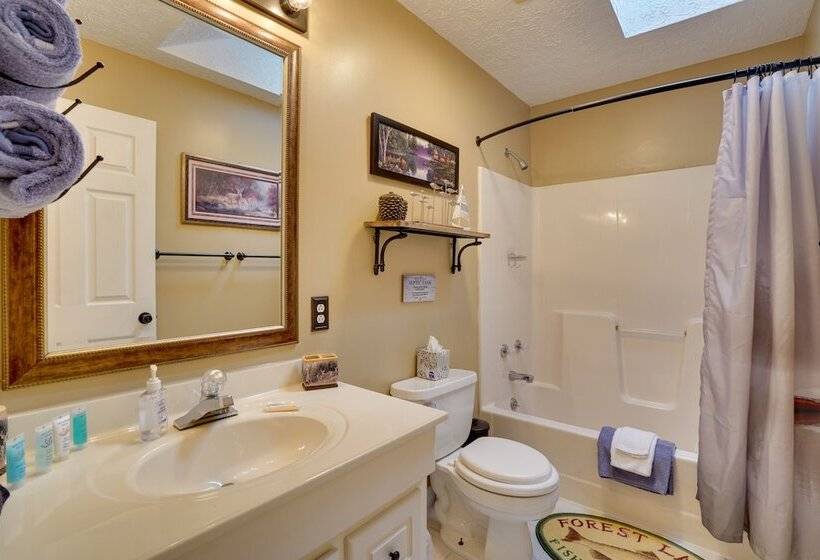 Cadiz Vacation Home W/ Deck: Walk To Lake Barkley