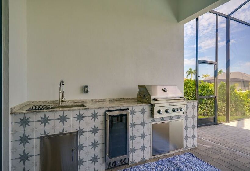 Pool & Outdoor Kitchen: Waterfront Cape Coral Home