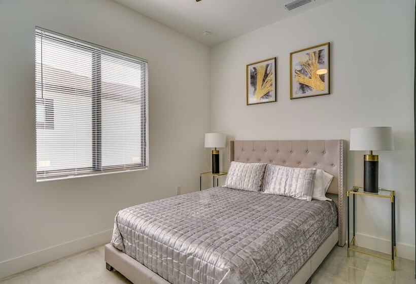 Pool & Outdoor Kitchen: Waterfront Cape Coral Home